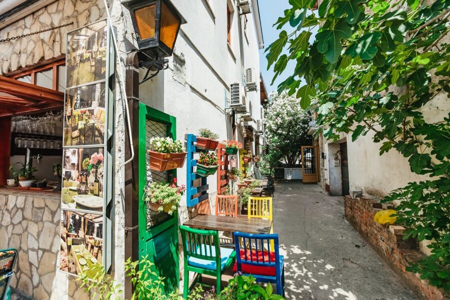 Dubrovnik: Mostar and Kravice Waterfalls Small-Group Tour - Eating in Mostar without wasting your free time