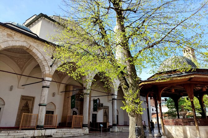 Sarajevo Walking Tour - Sarajevo City Hall and the moved house