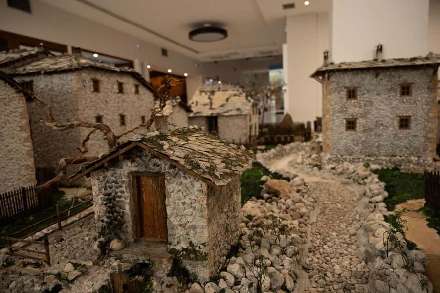 Split/Trogir: Mostar and Medjugorje Tour with Wine Tasting - A small Bosnian wine tasting with local flavour