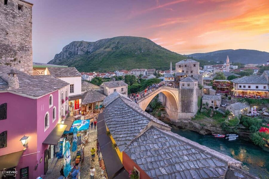 Split/Trogir: Mostar and Medjugorje Tour with Wine Tasting - The bazaar, mosque, and Ancient House Museum